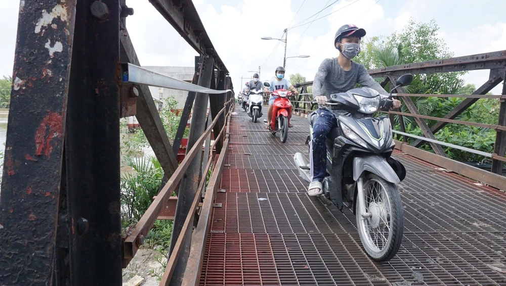 hai-cay-cau-nha-be-11