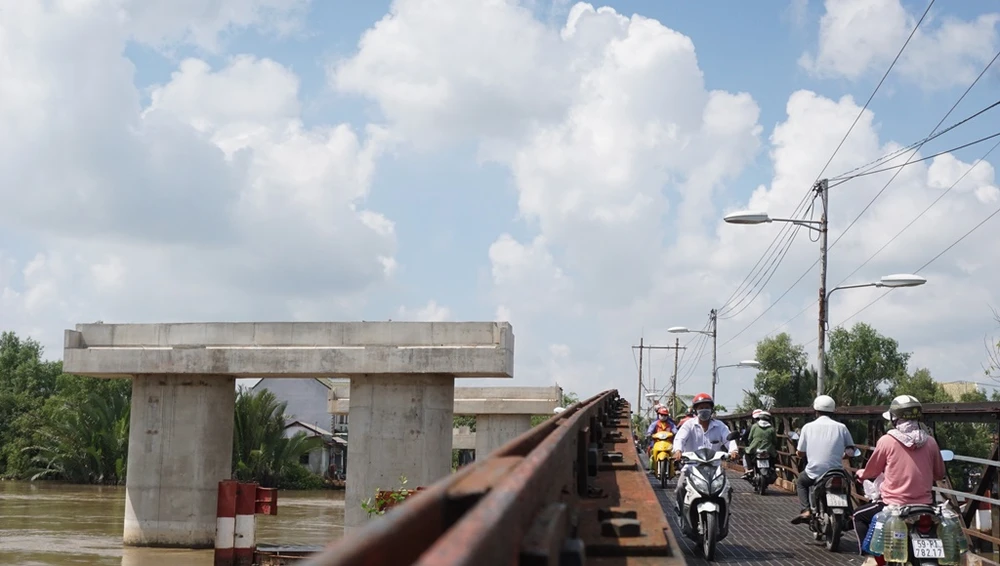 hai-cay-cau-nha-be-13