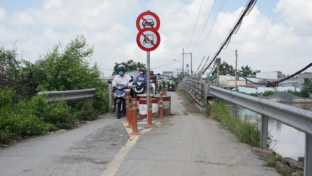 hai-cay-cau-nha-be-9