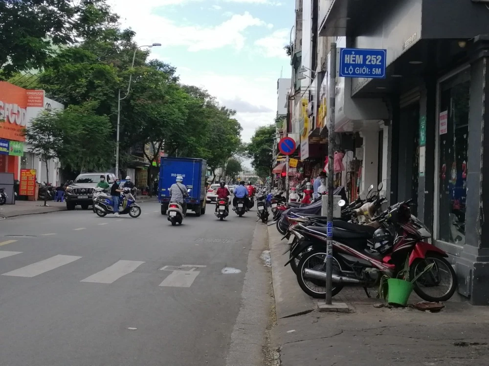 Cận cảnh vỉa hè bị lấn chiếm ở TP.HCM ảnh 2