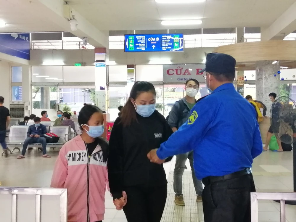 ben-xe-dip-tet-duong-lich-6