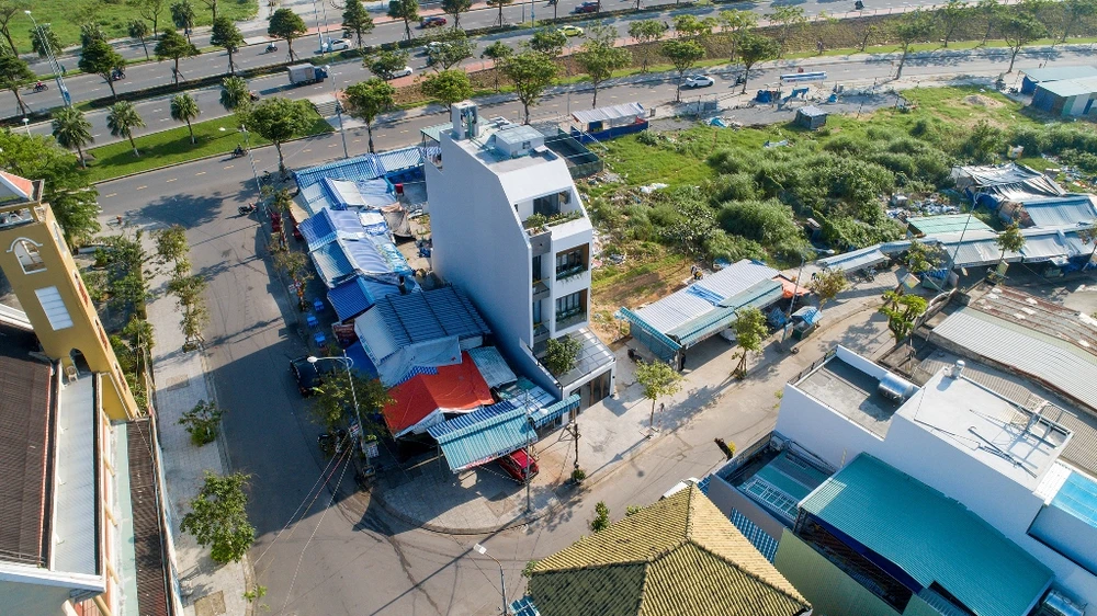 nha-pho-co-gieng-troi-2