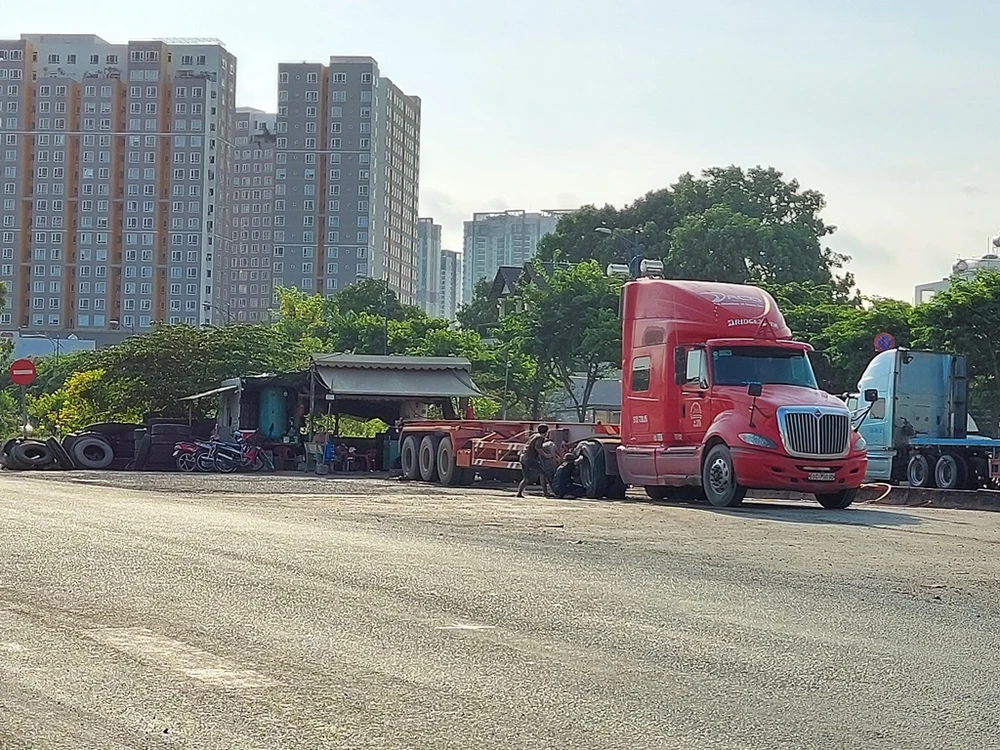 container-tran-lan-ra-long-duong-4