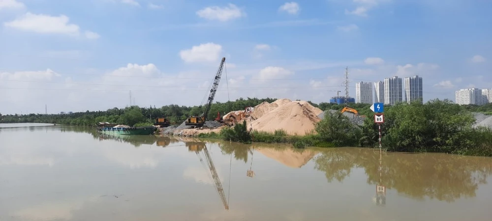 ben-thuy-noi-dia-hoat-dong-khong-phep-2