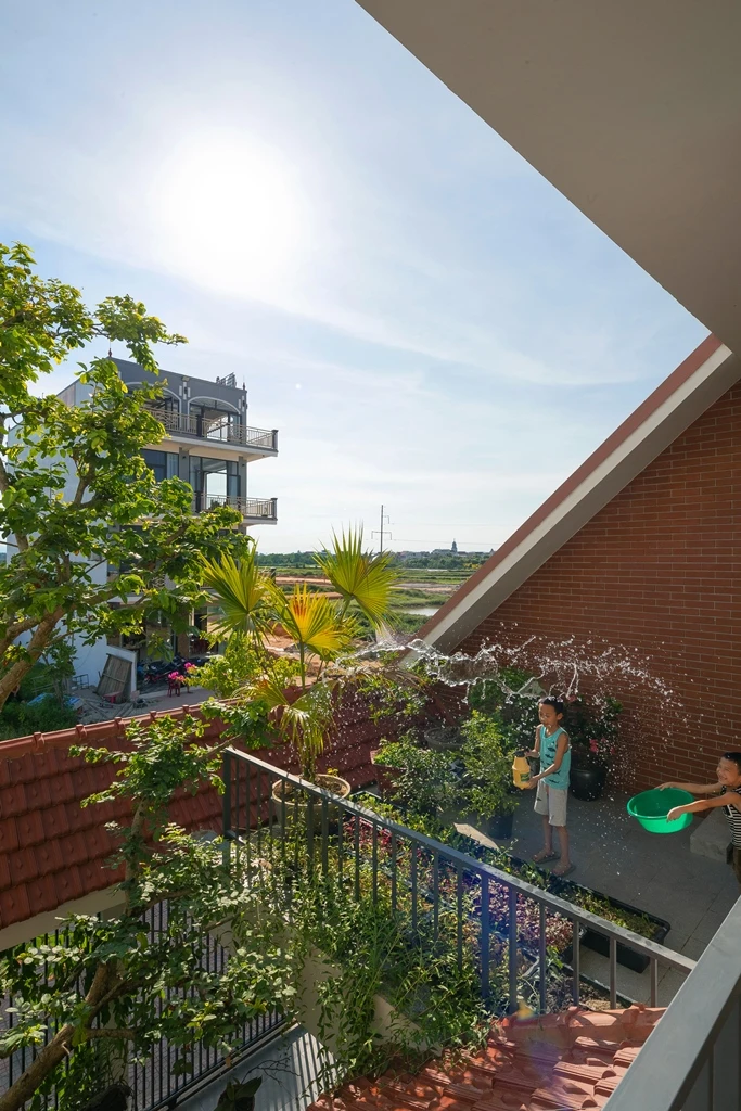 Ngôi nhà có hệ mái như chiếc nón lá khổng lồ ở Nghệ An ảnh 11