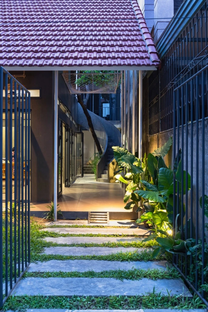 ngoi-nha-co-vuon-va-nha-hoa-thanh-mot-5