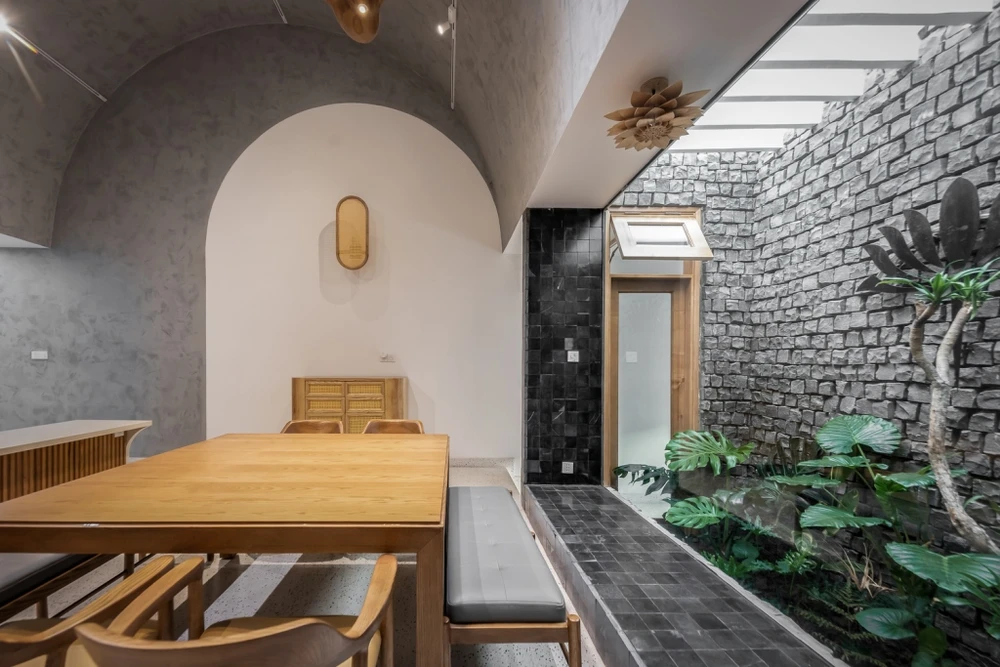 ngoi-nha-co-ba-gieng-troi-9