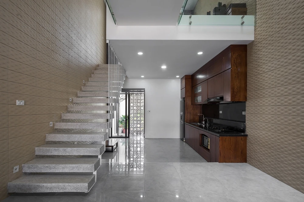 ngoi--nha-co-bon-hoa-o-mat-tien-10