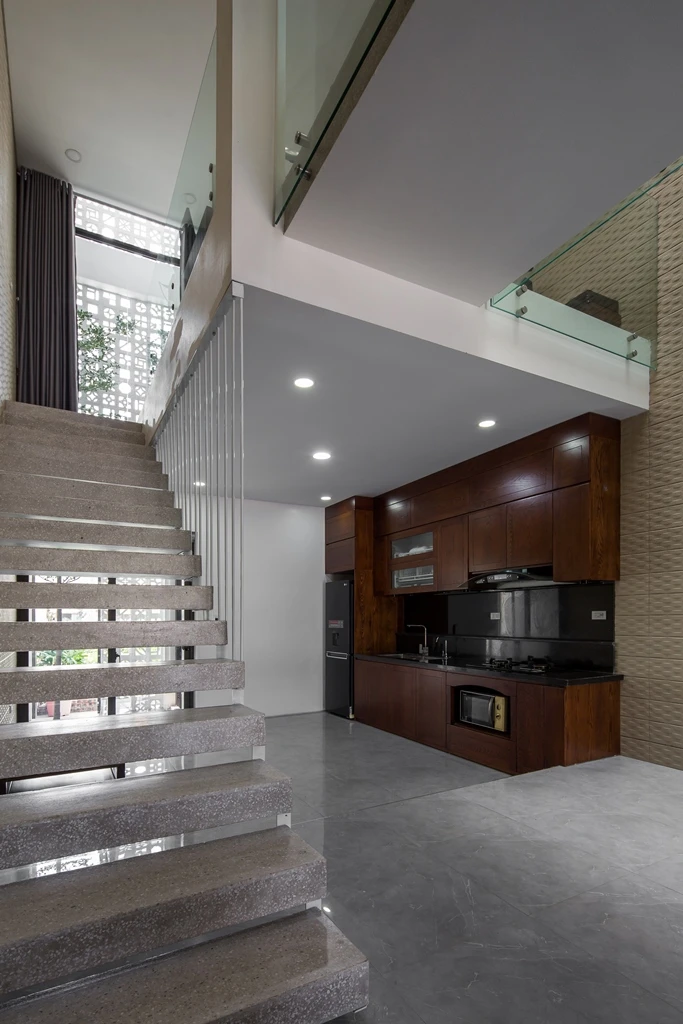 ngoi--nha-co-bon-hoa-o-mat-tien-11