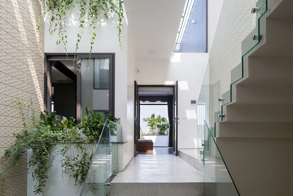 ngoi--nha-co-bon-hoa-o-mat-tien-13