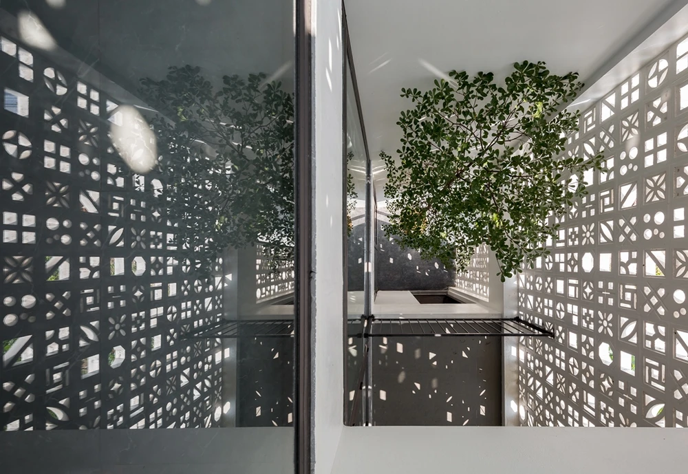 ngoi--nha-co-bon-hoa-o-mat-tien-14