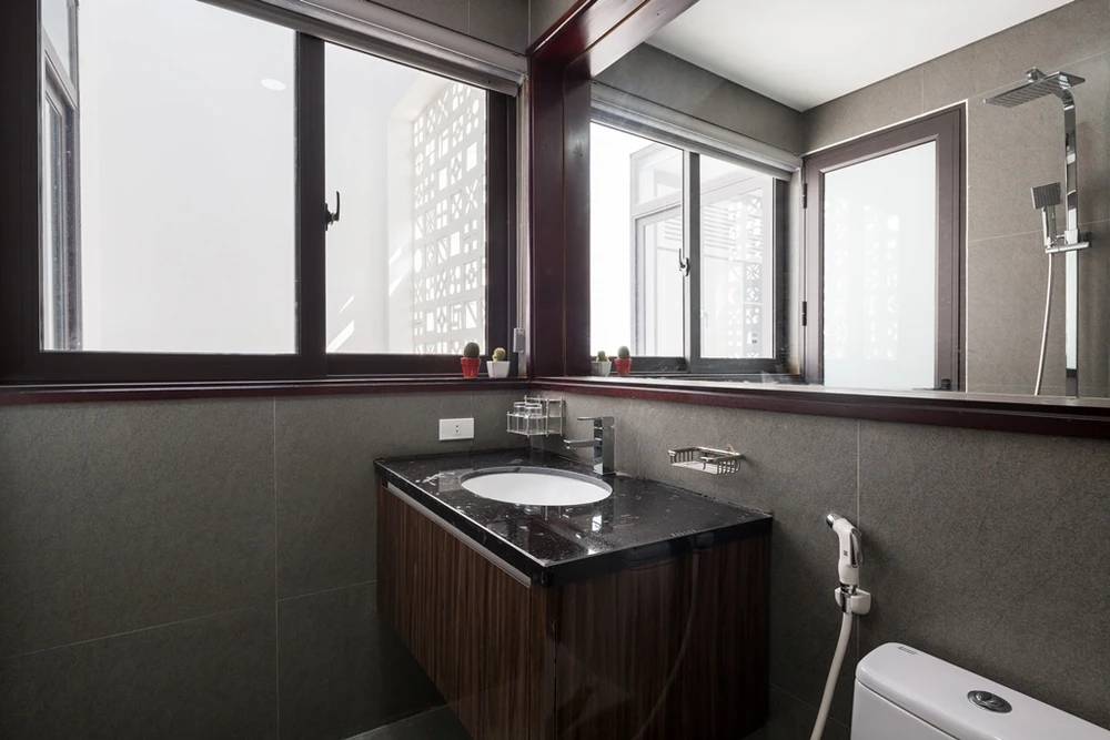 ngoi--nha-co-bon-hoa-o-mat-tien-19