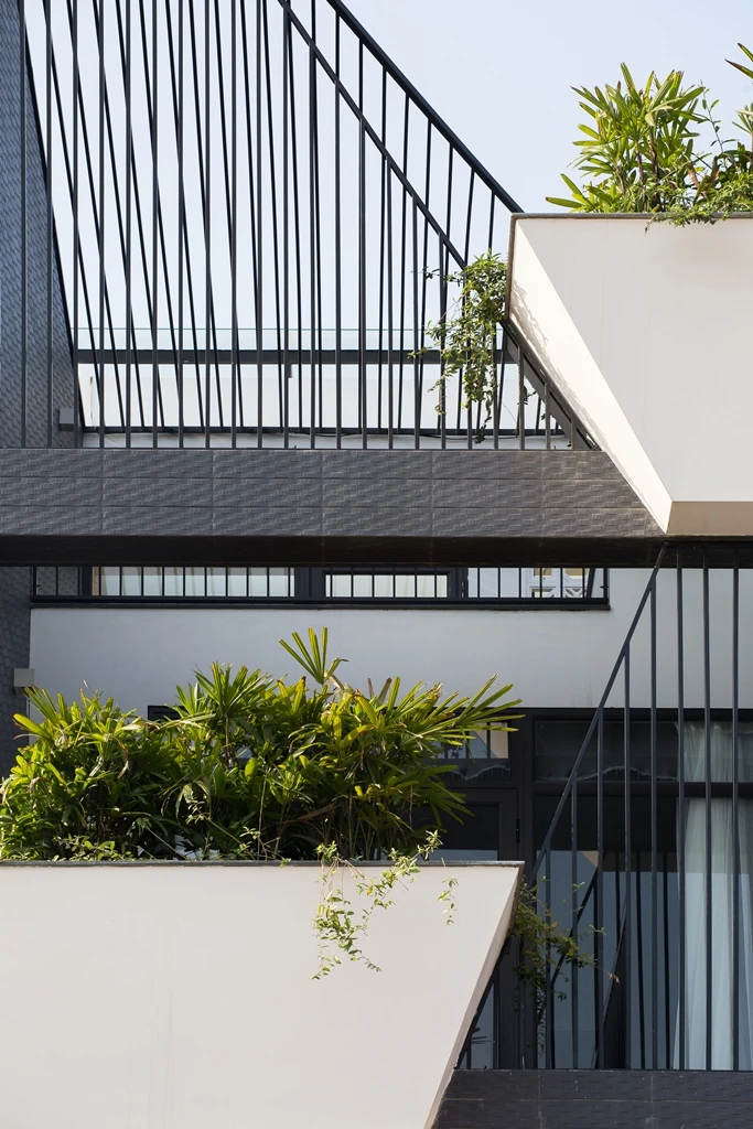 ngoi--nha-co-bon-hoa-o-mat-tien-4