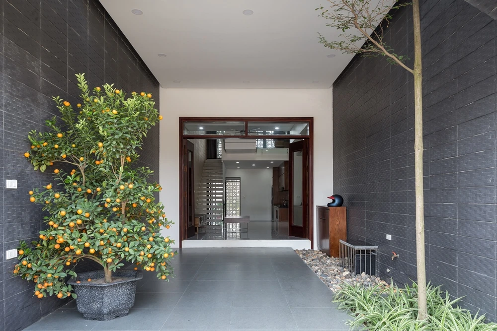 ngoi--nha-co-bon-hoa-o-mat-tien-6