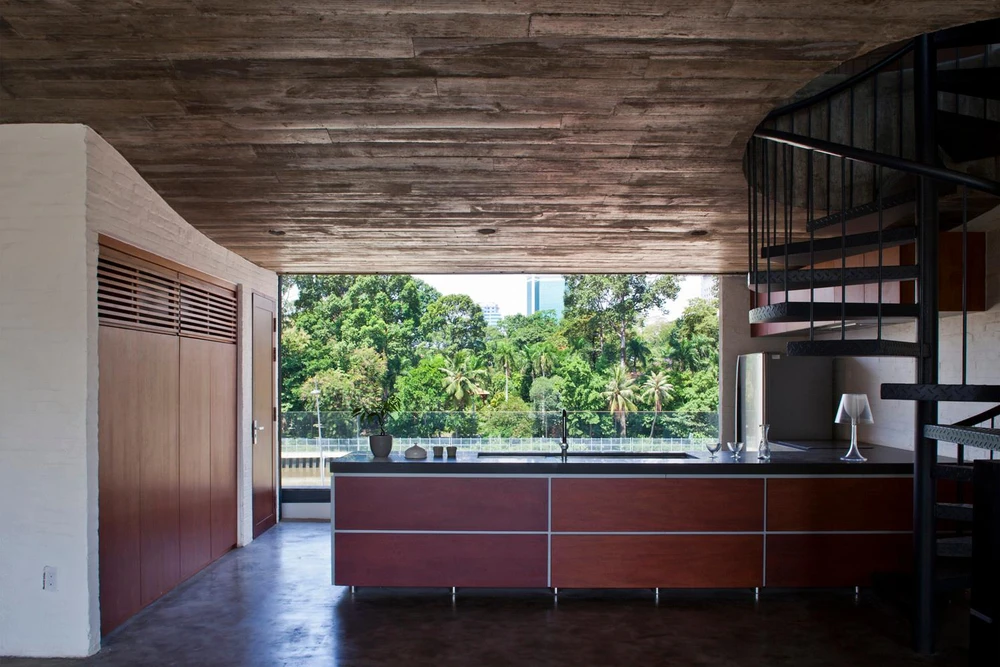 Phòng bếp có view hướng ra kênh đào và Thảo Cầm Viên với nhiều cây xanh.