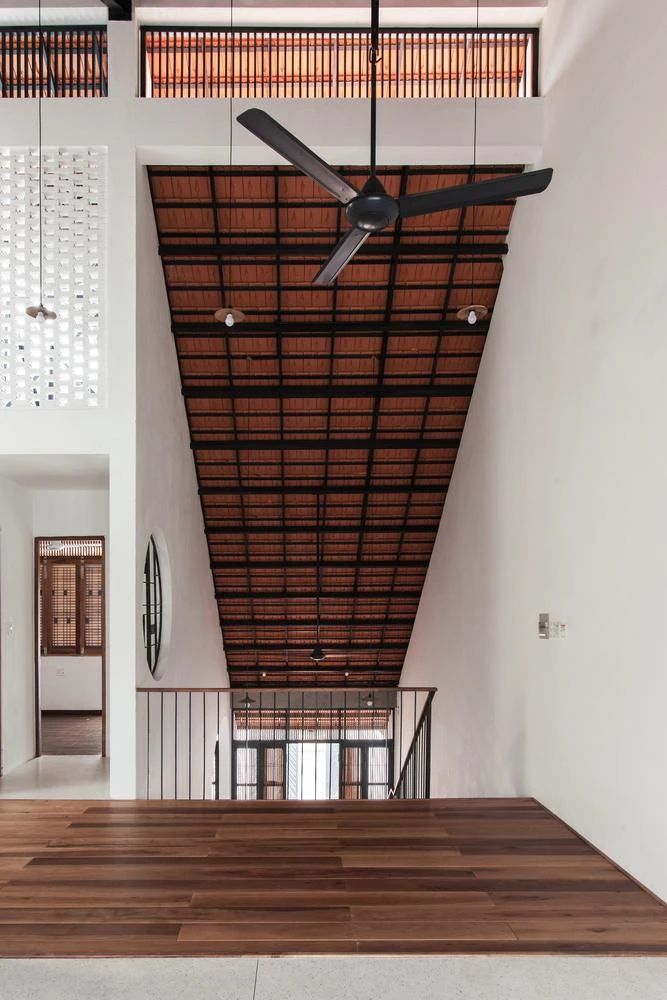 Nhóm thiết kế cho biết với hình thức mái dốc của ngôi nhà truyền thống làm điểm khởi đầu, ý tưởng là dịch chuyển mái nhà và khoảng thông tầng cho phép ánh sáng và gió tràn vào điểm cao nhất của mái nhà.