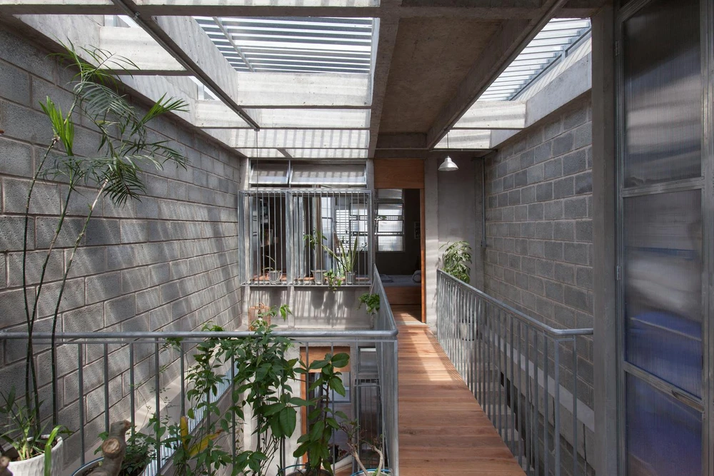 Cấu trúc rỗng giúp tòa nhà có thể "tự thở" được, thay vì sử dụng những bức tường dài hay những tấm kính cố định.