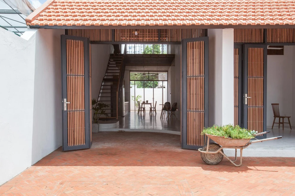 Chất liệu mái được làm từ đất nung. Đây là một chất liệu gắn liền với ký ức của nhiều thế hệ gia đình gợi lên hình ảnh thành phố cổ ở Việt Nam.