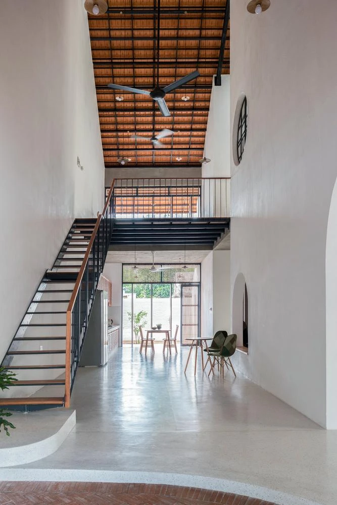 Hệ thống cửa cuốn cải thiện sự chuyển động nhịp nhàng của hệ thống thông gió trong toàn bộ ngôi nhà.