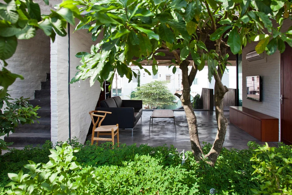 Ngôi nhà bao gồm hai không gian khác nhau được bố trí xen kẽ.