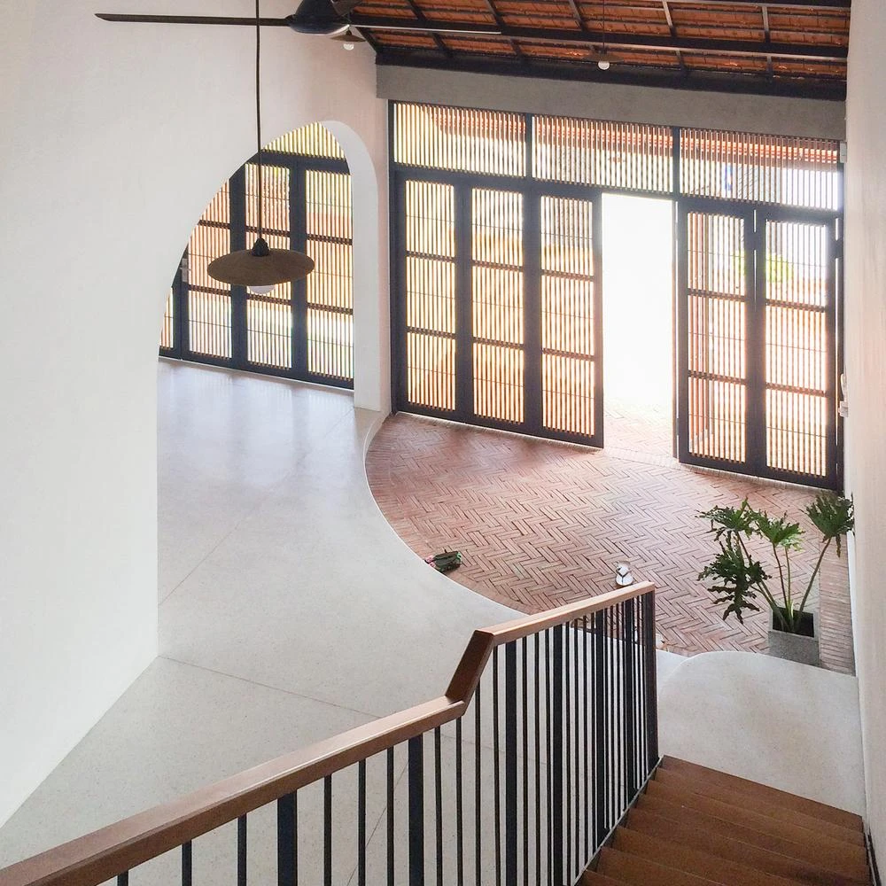 Thiết kế các khoảng trống trong nhà là giải pháp này có thể chống nóng trực tiếp cho phòng ngủ (phía đông).