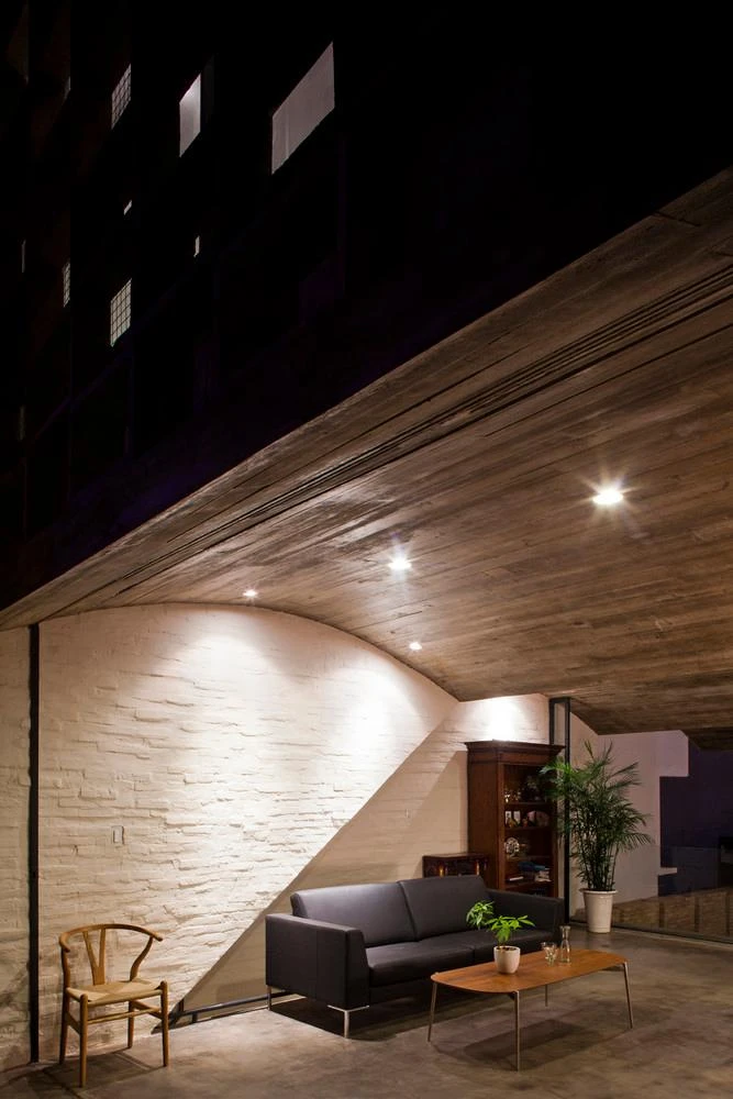 Không gian cho lối sống hiện đại được phân bổ thành ba khối nổi bao bọc bởi các khối hoa văn bê tông.