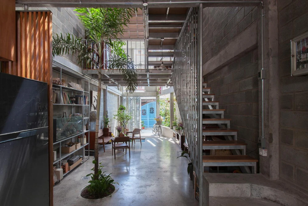 Ngôi nhà được chia thành hai phần bởi một giếng trời lớn ở giữa.