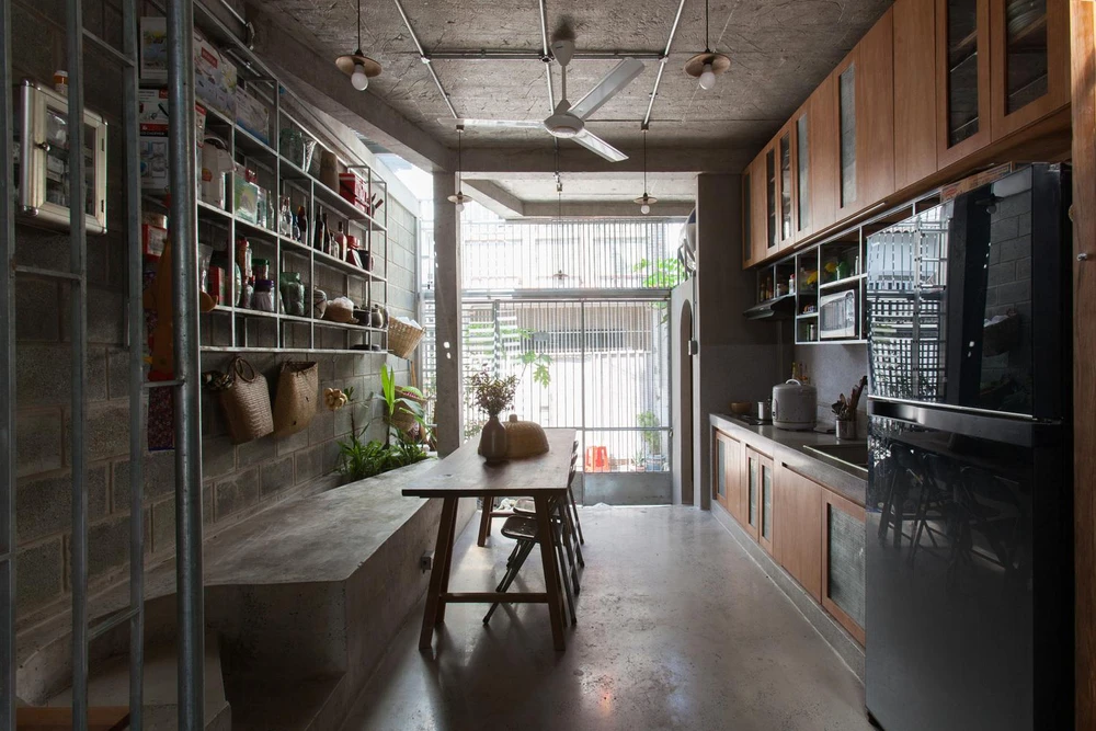 Phần phía trước của ngôi nhà gồm không gian thờ cúng, nơi làm việc và vườn rau.