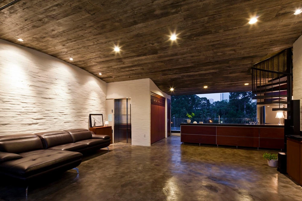 Phòng khách với gam màu trầm ấm.