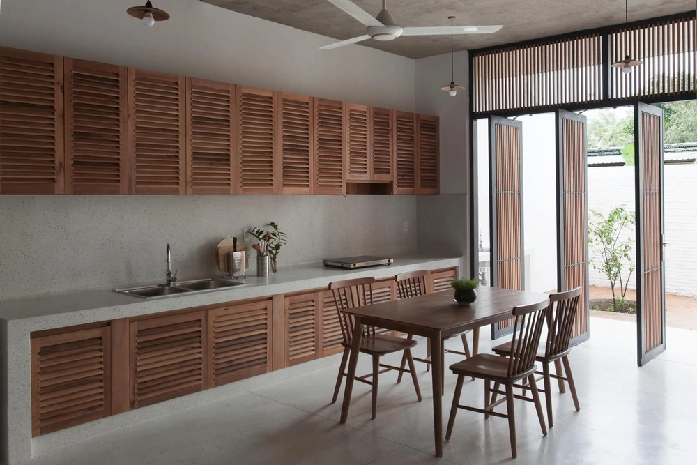 Không gian bếp nối liền với khoảng sân sau đem lại nguồn sáng, sự kết nối giữa con người với thiên nhiên.