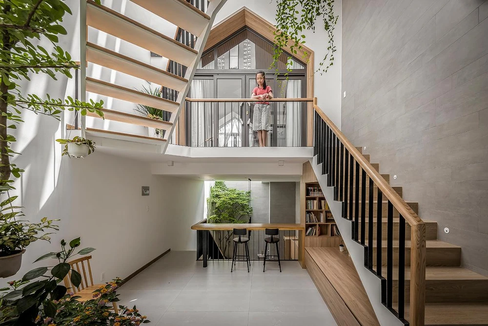 Thiết kế lệch tầng, lệch thang làm các không gian trở nên gần nhau hơn.