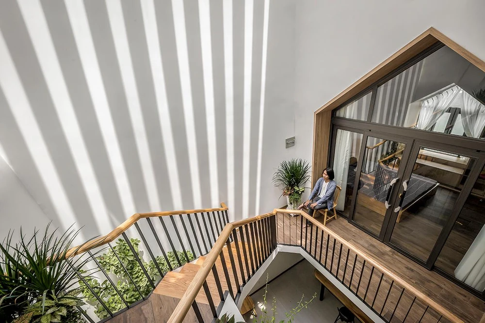 Ngôi nhà xây dựng chi phí 2,5 tỉ, các vật liệu bền vững bê tông cốt thép, gạch, sắt, gỗ công nghiệp.