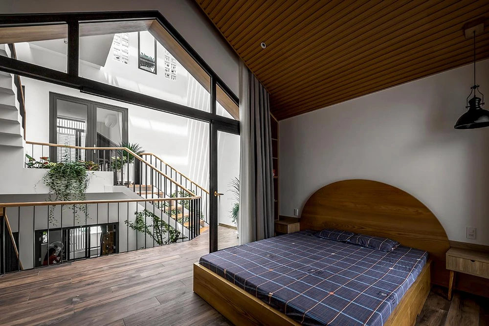 Đồng thời hai giải pháp trên giúp cho phòng bố mẹ và phòng con ở hai tầng khác nhau nhưng việc lệch tầng và lệch thang làm cho việc di chuyển gần hơn.