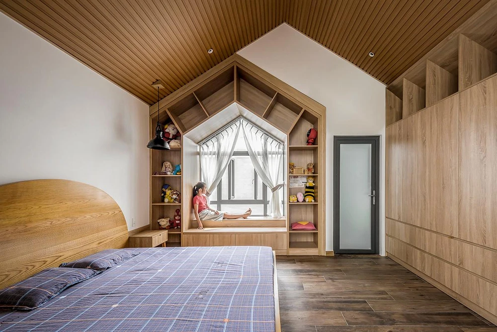 Các cửa đi phòng ngủ làm hệ cửa kính lớn mở ra không gian thông tầng bên trong, tạo sự thông thoáng nhẹ nhàng.