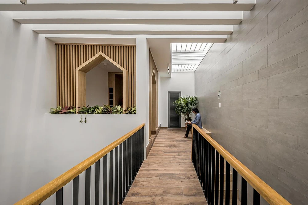 Những khe sáng ở thông tầng tạo cảm giác thú vị khi di chuyển trên cầu thang.