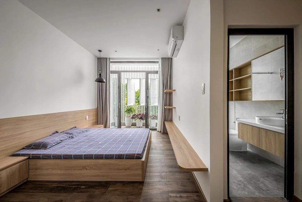 Phòng ngủ kết hợp với rèm có thể đóng mở không gian linh động, có sự kết nối thiên nhiên