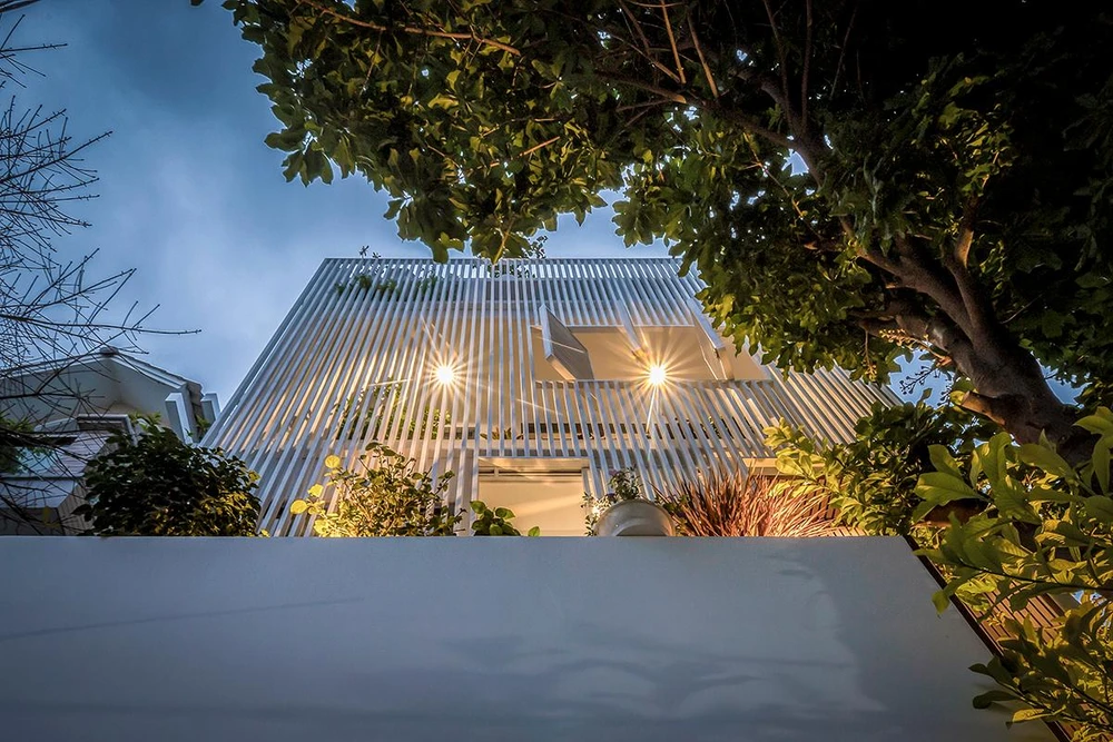 Đồng thời cách thiết kế trên cũng tạo sự riêng tư cho phòng ngủ nằm ở mặt tiền.