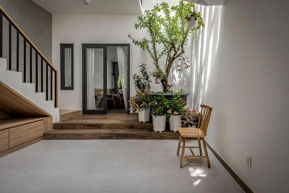 Với tông màu trắng chủ đạo và phối với màu gỗ soài để có cảm giác ấm cúng vừa đủ.