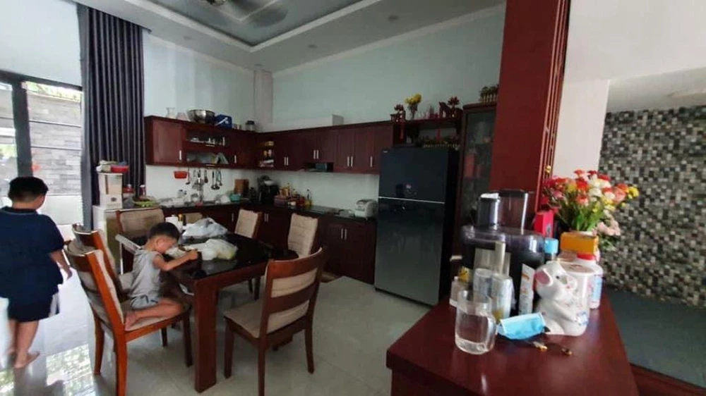 Không gian bếp và phòng khách của ngôi nhà trước khi nâng cấp.