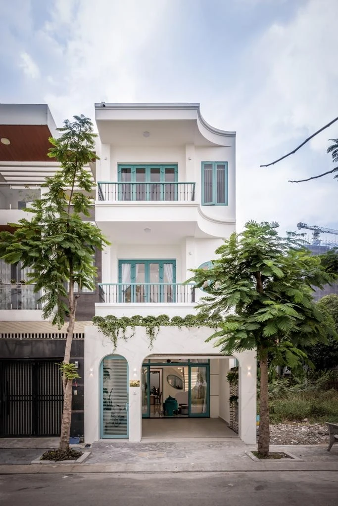 Gia chủ chia sẻ họ hoàn toàn hài lòng, màu sắc và nội thất rất hài hòa và hợp với gu thẩm mỹ của gia đình.