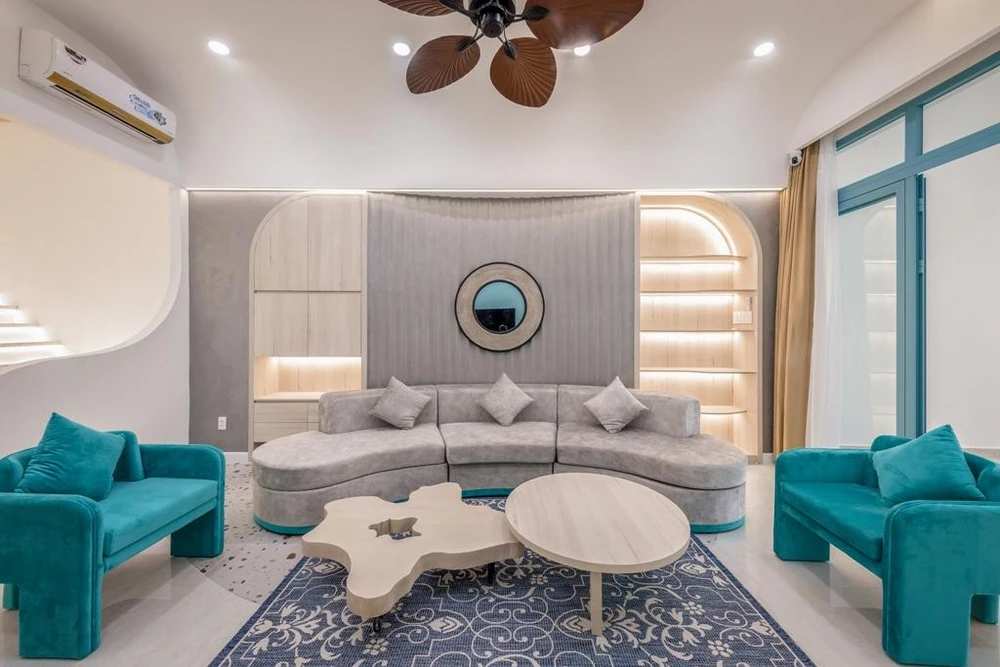 Phòng khách được thiết kế với các nội thất cơ bản, hiện đại.