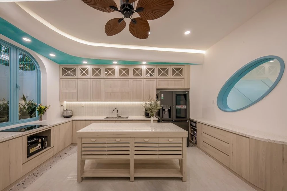 Bếp sử dụng màu gỗ sáng hòa cùng với sắc xanh tạo nên không gian nhẹ nhàng, ấm cúng.