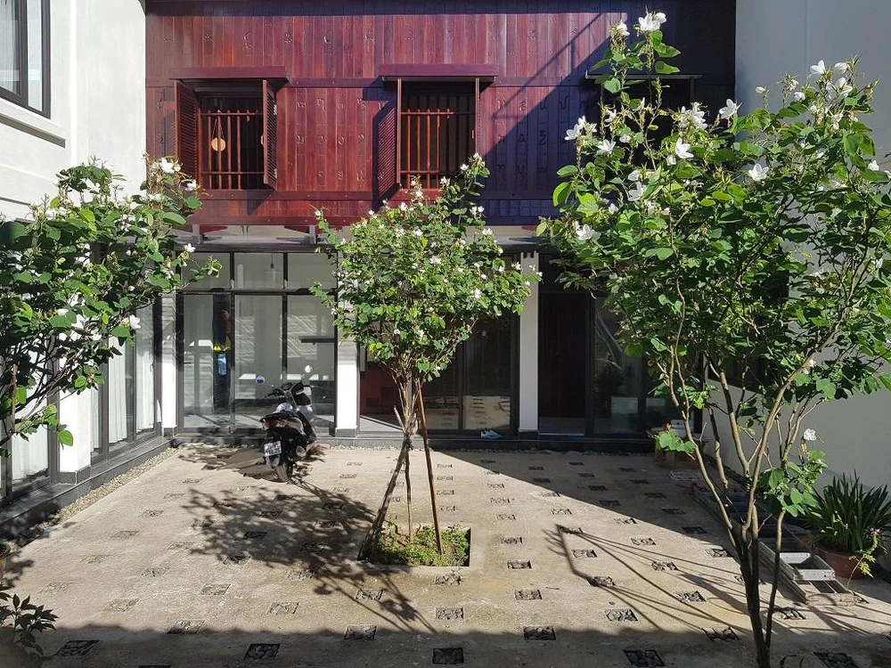 Một mặt khác là không gian lưu giữ kiến trúc, chữ viết cổ của người Thái.