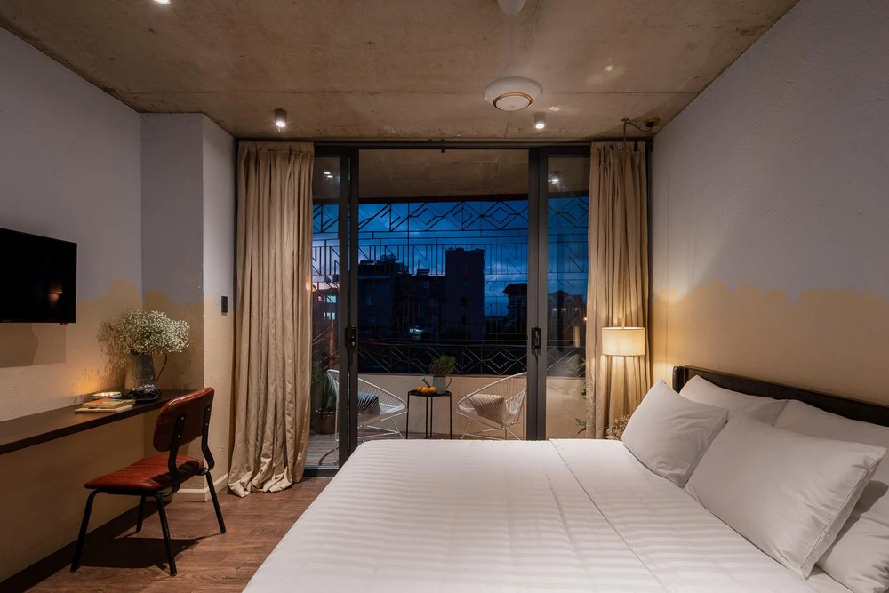 Một không gian phòng ngủ khác với chiếc ban công rộng thoáng là nơi thưởng trà, nhìm ngắm mọi không gian bên ngoài đầy thú vị.