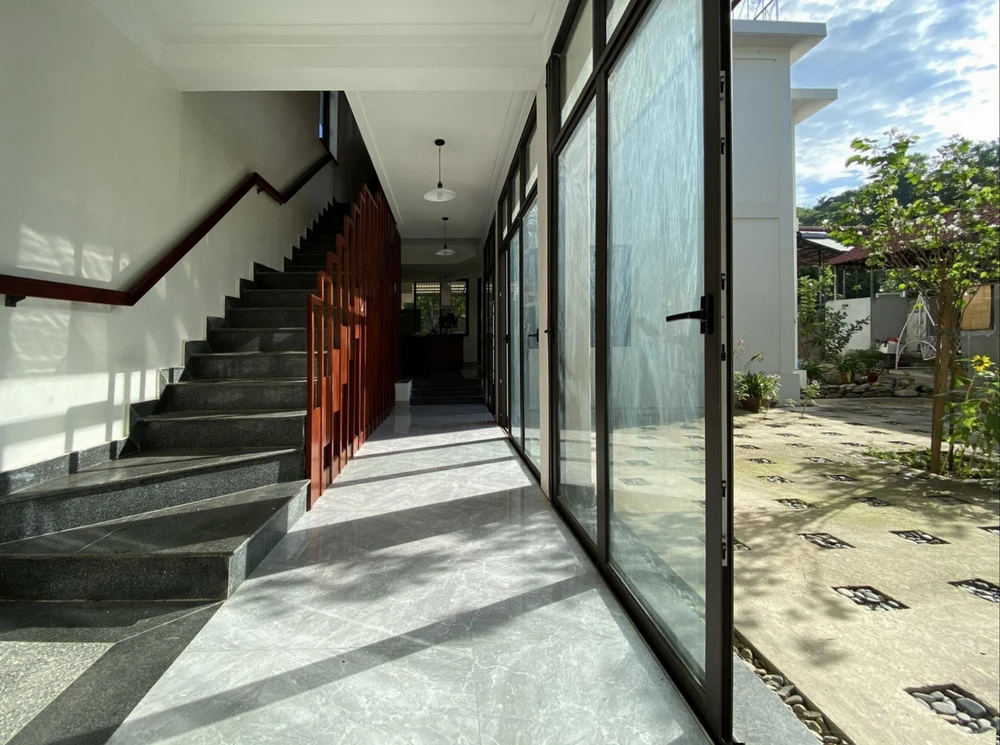 Không gian bên trong nhà thông thoáng vì lấy được ánh sáng tự nhiên vào nhà.