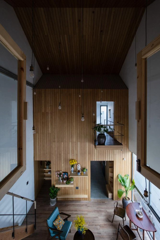 Không gian sinh hoạt của gia đình được trang trí đơn giản với nội thất bằng gỗ.