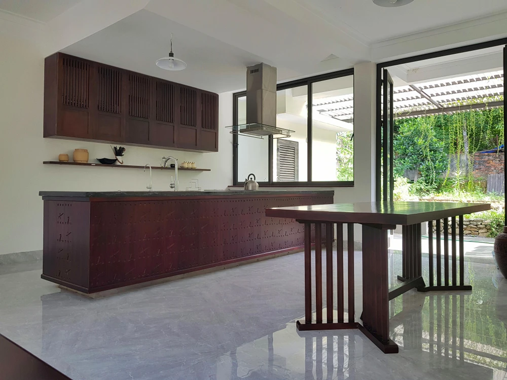 Bếp và đảo bếp là không gian sinh hoạt chính của gia đình.