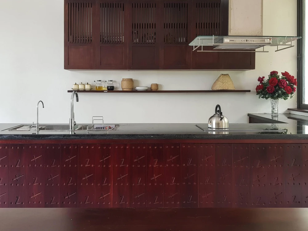 Cách bố trí nội thất của kiến trúc sư đơn giản nhưng lại rất hút mắt.