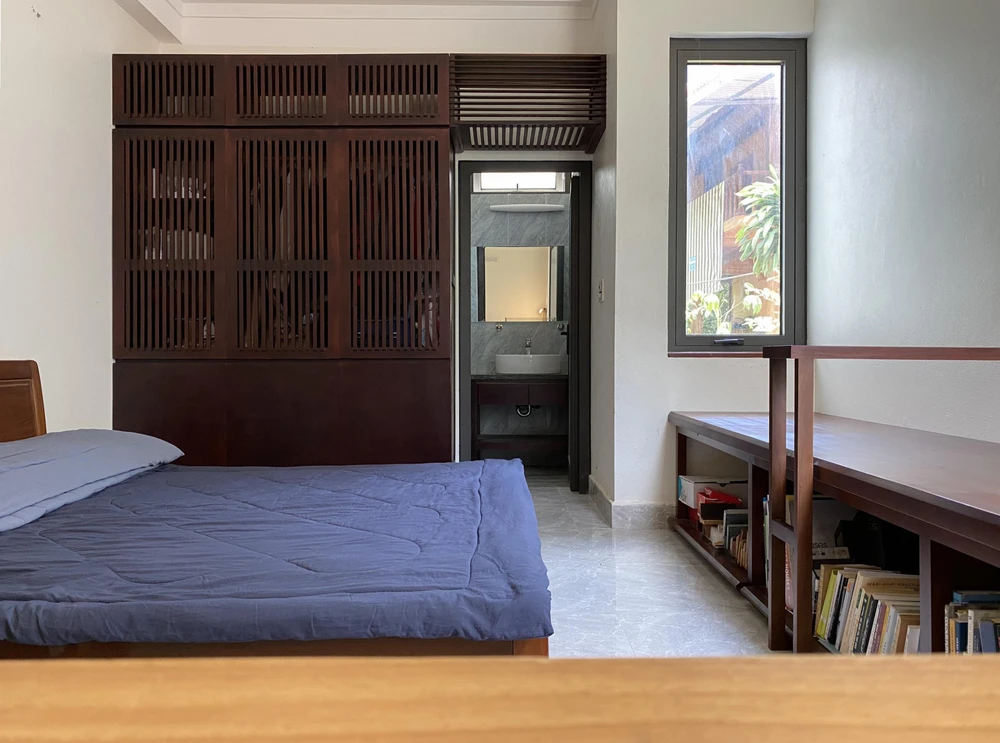 Ngoài những yếu tố chữ viết ra, căn phòng được bổ sung không gian ngồi nghỉ thư giãn, uống trà để họ có thể dành thời gian cho nhau nhiều hơn trong căn phòng. Nếu họ muốn gặp con cháu thì chỉ cần ra khỏi phòng và gặp mọi người tại gian bếp.