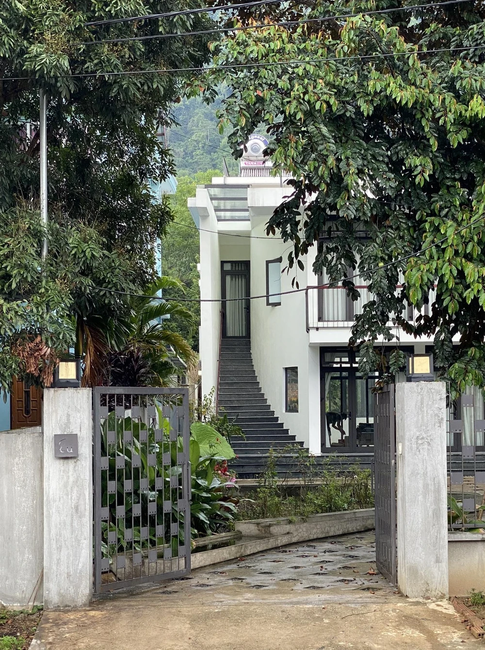 Mặt tiền chính của công trình là một ngôi nhà hiện đại.